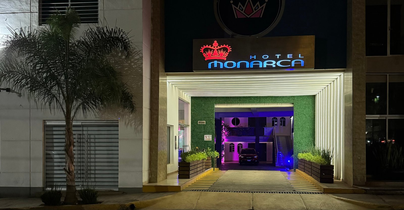 Recepción y áreas interiores de un hotel contemporáneo